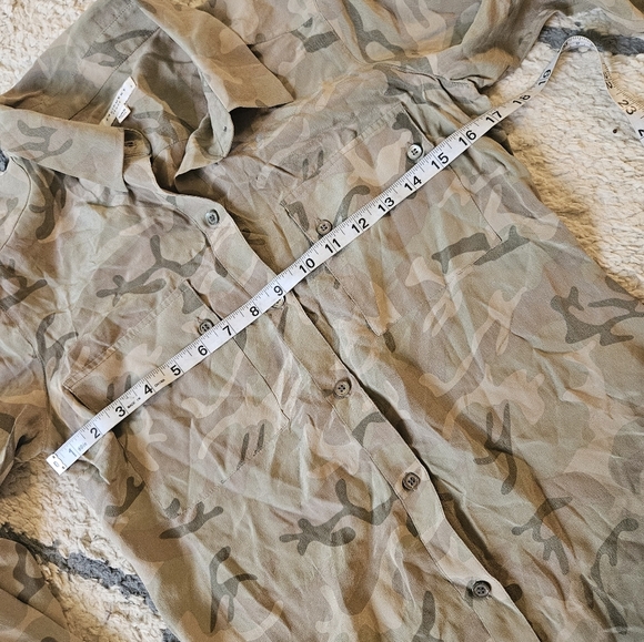 Equipment Femme Camo Silk Long Sleeve Button Down Blouse Small - Picture 2 of 7